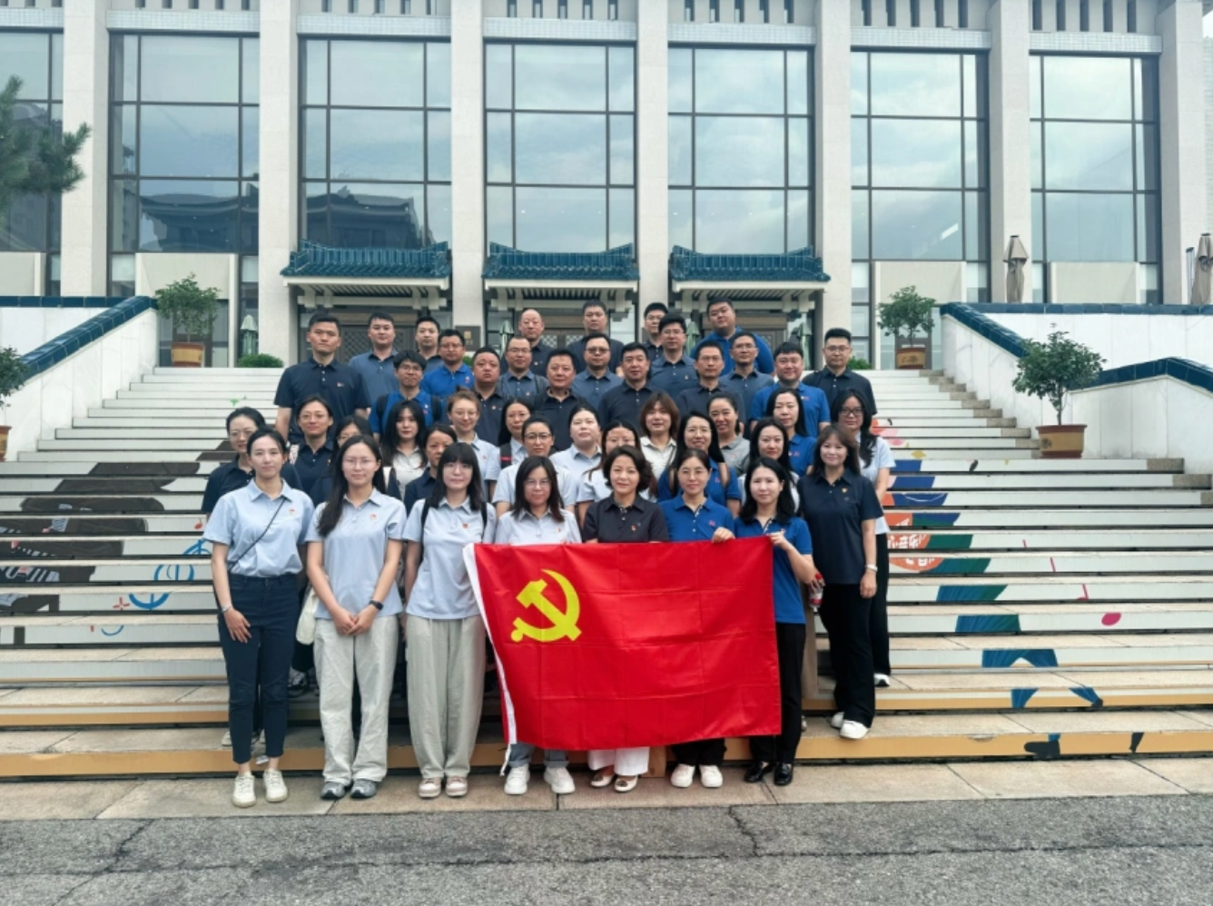 銘記歷史，砥礪前行—— 中建材信息各黨支部開展《南京照相館》觀影活動(dòng)